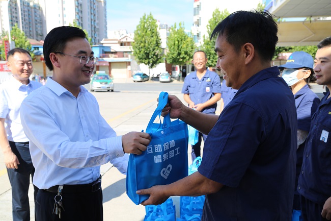 安全為本  情系職工——高溫季，安慶港華為職工撐起“遮陽傘”